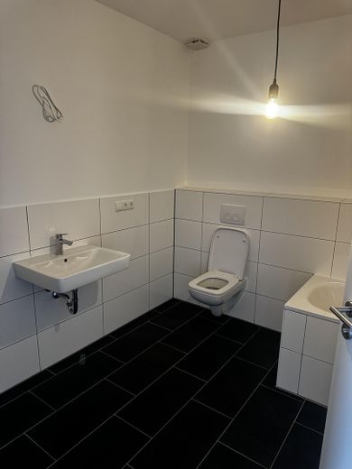 Wohnen mit Stil: Penthouse-Wohnen im Grünen – 4-Zimmer-Dachgeschosswohnung mit ca. 144 m² – Badezimmer Ansicht 1