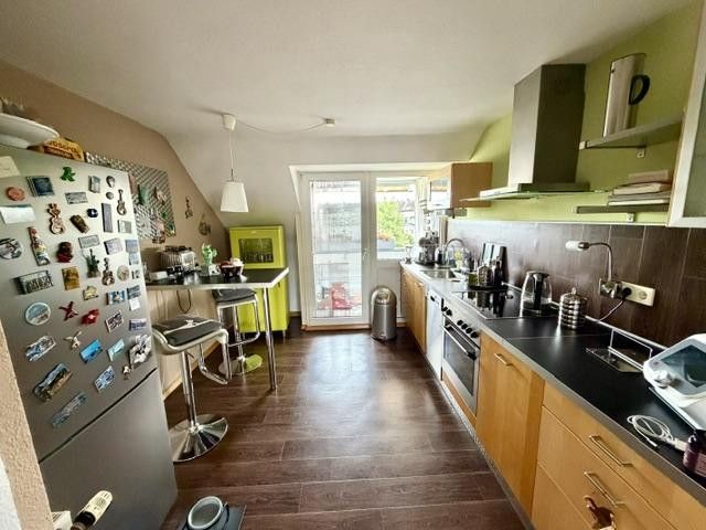 Helle Dachgeschosswohnung mit Loggia und Einbauküche – Küche mit Zugang zur Loggia