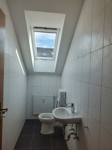 ruhige 4-Zi-Whg (ca. 95qm) mit Terrasse und Garage – Gäste WC