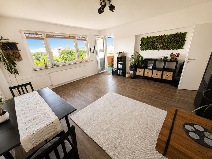 sanierte 3-Zimmerwohnung mit sonnigem Balkon & Stellplatzmöglichkeit☀️ – Titelbild - helles Wohnzimmer
