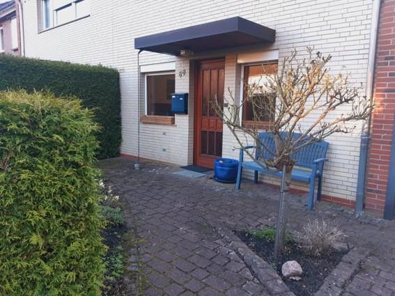 Eingang mit kleinem Vorgarten