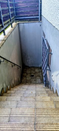 Bliźniak w Olching, ok. 283 m² pow. działki, ok. 155 m² pow. mieszkalnej, w najlepszej lokalizacji, bez prowizji, od osoby prywatnej – Aussen-Kellertreppe