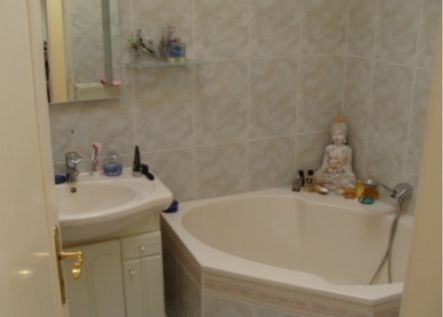 Bad mit Wanne und Tageslicht