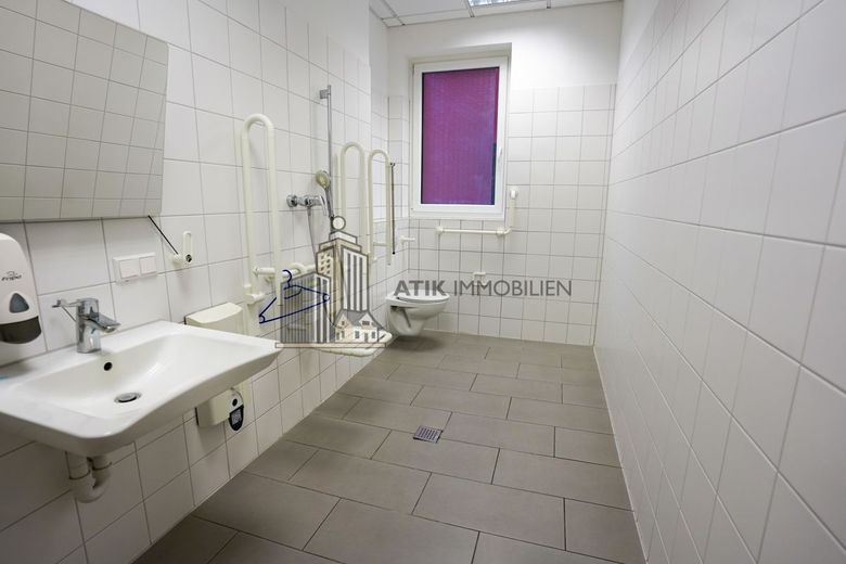 ATIK: Moderne Büro- und Praxisflächen im Gesundheits- und Ärztezentrum Lusanum – Barrierefreies WC