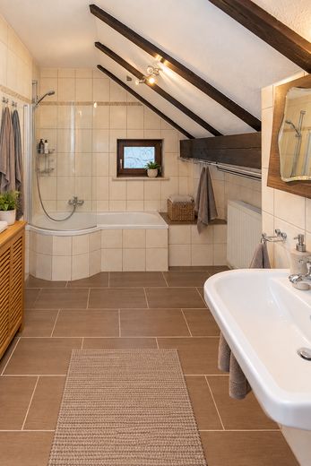 Eigenes Haus statt 3-Zimmer-Wohnung – Garten, Stellplatz, ausgebauter Keller, kein Hausgeld (privat) – OG Bad mit Dusche