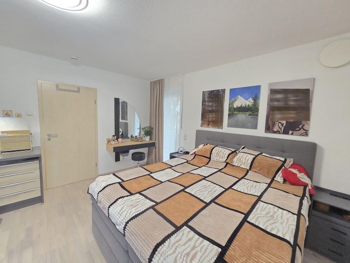 Hausgefühl statt Wohnung: Moderne 3-Zi.-Maisonette mit Garten, Terrasse & Balkon (BJ 2013) – Schlafzimmer