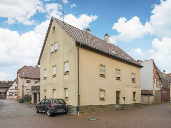 **Major renovation required! Detached house for sale in the center of Königsbach** – Photo 1