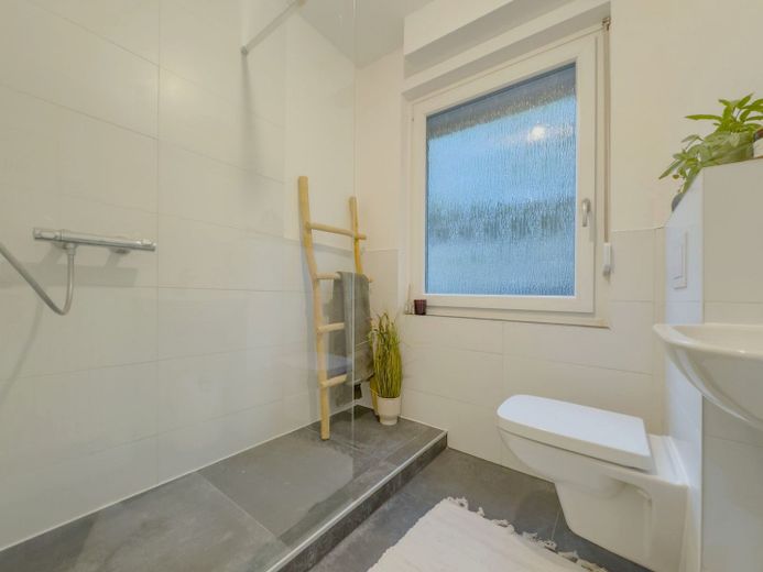 أول سكن بعد التجديد: شقة عصرية من 3 غرف مع شرفة لوجيا – Badezimmer