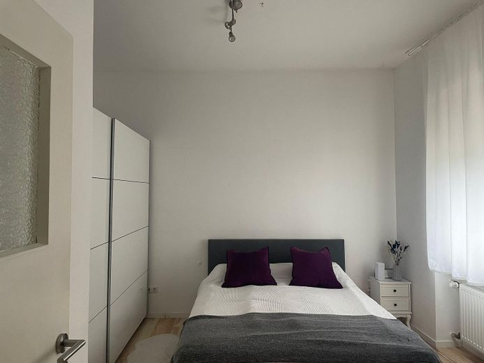Gemütliche 2-Zimmer-Wohnung mit moderner Wohnküche & weißem Wannenbad – ruhig zum Innenhof – Schlafen beispielhaft möbilier