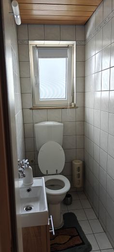 Mehrfamilienhaus mit großem Grundstück – 1 OG WC