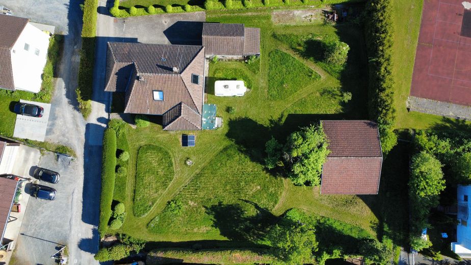 Zweifamilienhaus mit zwei Garagen auf 899qm Grundstück – Foto 6