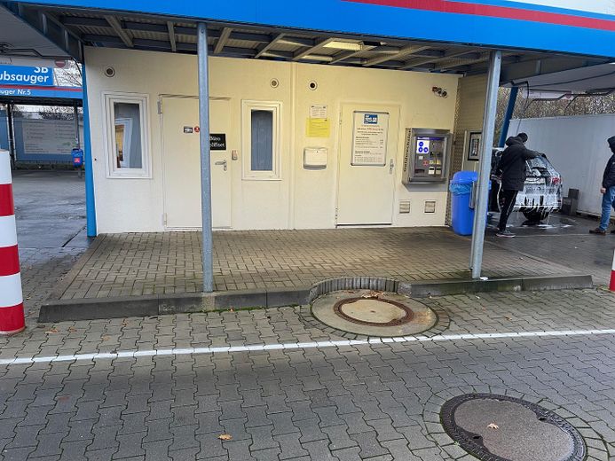 SB-Waschplatzanlage inclusive Imbiss mit Gastraum und Außenterrasse – Technik und Büro