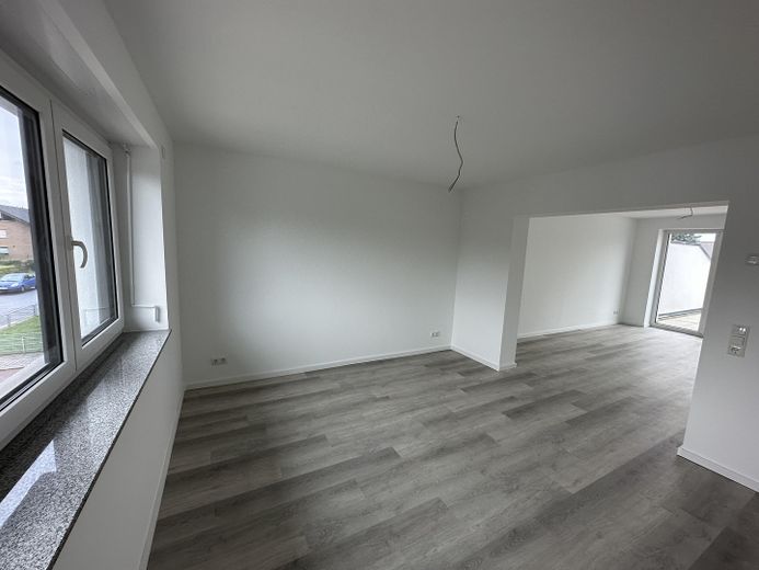 Premium 3-Zimmer-Maisonette-Wohnung mit offener Wohn-Ess-Küche, Dachterrasse & Fußbodenheizung – OG Wohnzimmer
