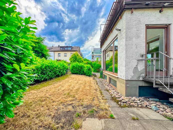 WOHNEN, VERMIETEN, GESTALTEN - Sofort verfügbares 3-Familienhaus in ruhiger Lage von Steinhaldenfeld – Garten mit Terrasse Wohnung EG