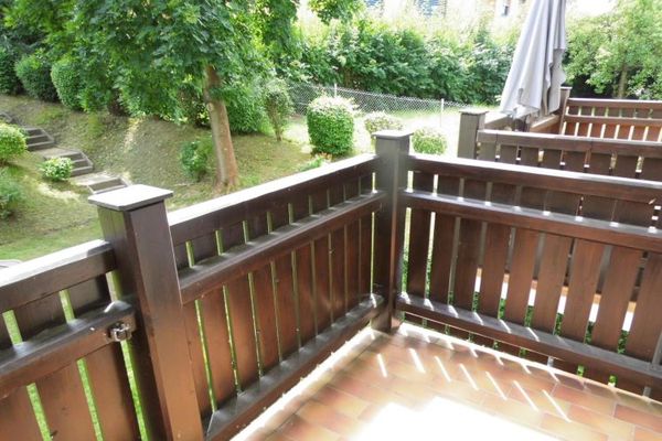 Luminoso appartamento di 2 locali con balcone e cucina componibile al 1° piano di un tranquillo complesso residenziale a Lengenfeld, disponibile da subito in affitto!