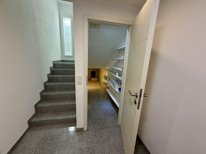 Piso split-level de alta calidad con carácter de casa en una ubicación privilegiada de Junkersdorf – Flur 4 UG + Abstellkammer