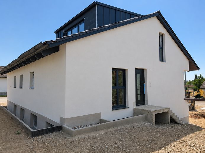 2-Zimmer-Maisonette-Wohnung (81m²) in Kösching mit Balkon (Erstbezug nach Kernsanierung) – Außenansicht: Eingangsbereich