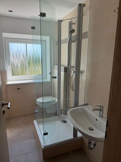 Light-filled and newly renovated 1.5-room apartment with terrace and fitted kitchen - No. 12 – Badezimmer