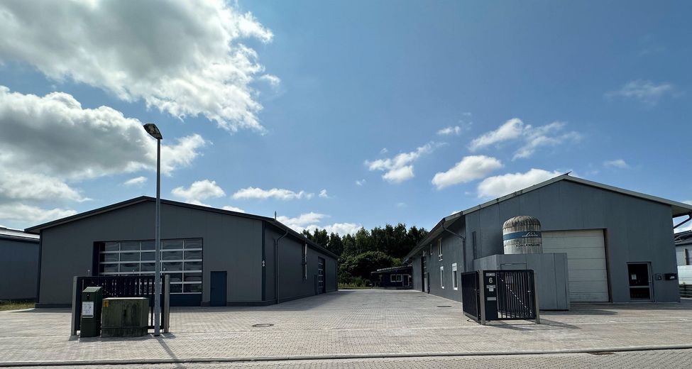 Immobile commerciale 2 capannoni 300 + 450 m² casa unifamiliare 188 m² – Beide Gewerbehallen Wohnhaus