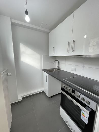 Odnowione mieszkanie 1-pokojowe z kuchnią, łazienką i balkonem – najlepsza lokalizacja w sercu frankfurckiej dzielnicy Westend – Zdjęcie 2