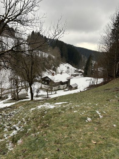 "Sonnenplateau" Grundstück mit Baugenehemigung in Traumlage im Herzen des Oberallgäus – Blick von oben Winter 