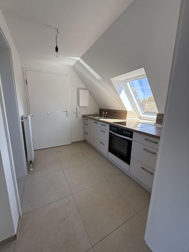 Traumhafter Erstbezug im DG! Sanierte Dachgeschoss-Oase mit Feldblick & Stellplatz – Einbauküche