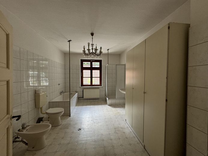 altes Forsthaus, Nebengebäude, 7600qm Grundstück, teilbar in 4 Baugrundstücke einzeln erwerbar – Bad oben