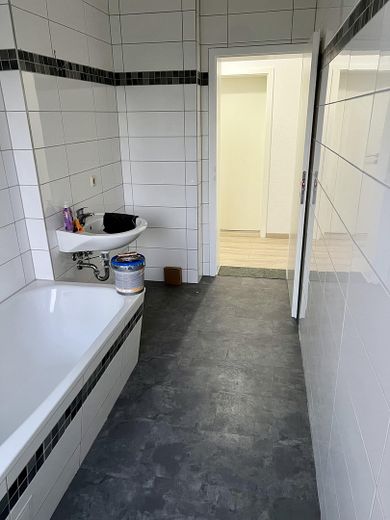 Première occupation après rénovation complète : attrayant appartement de 3 pièces avec cuisine équipée à Dessau – Photo 9