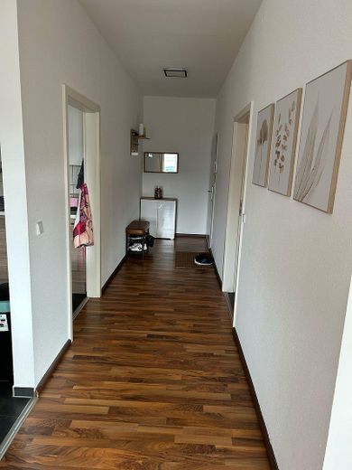Mieszkanie na parterze z tarasem i własnym ogrodem – 105 m², ogrzewanie podłogowe, miejsce parkingowe – Flur