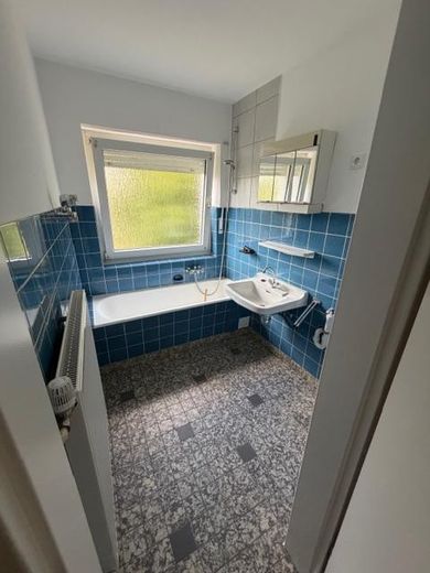 78 qm, herrliche und lichtdurchflutete 3 ZKB mit Balkon im 1.OG, Emsnähe – Bad mit Badewanne