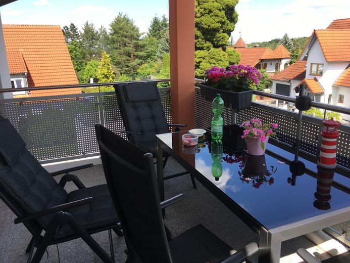 Appartement moderne de 3 pièces avec prestations haut de gamme, balcon et deux carports – Balkon_1