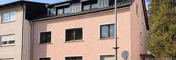 Mehrfamilienhaus mit 4 Wohneinheiten, Garten, Garagen und Stellplätzen