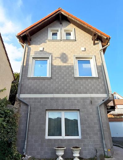 Wohnen & Arbeiten perfekt kombiniert - Autarkes Design-Stadthaus für Freiberufler & Paare – Vorderfront Haus