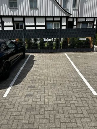Posti auto nel centro città con richiesta per possibilità di ricarica E – Parkplatz 2
