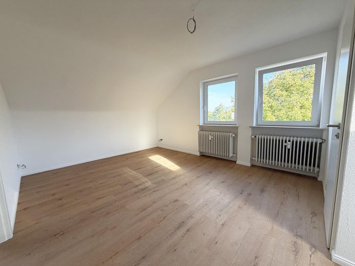 Piso de 2 habitaciones en ático, completamente renovado, con plaza de aparcamiento en Oberstenfeld – Wohnzimmer
