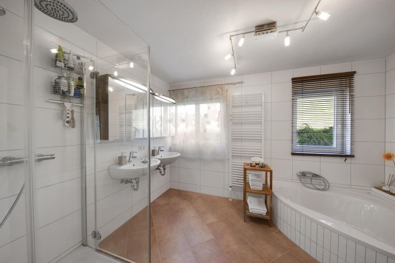 Bad mit Eckwanne und Dusche