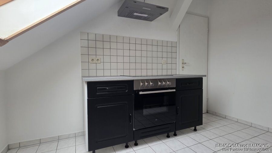 3-Zimmer-Dachgeschoss-Wohnung mit EINBAUKÜCHE in Zwickaus Nordvorstadt an KAPITALANLEGER zu verkaufen! – Einbauküche