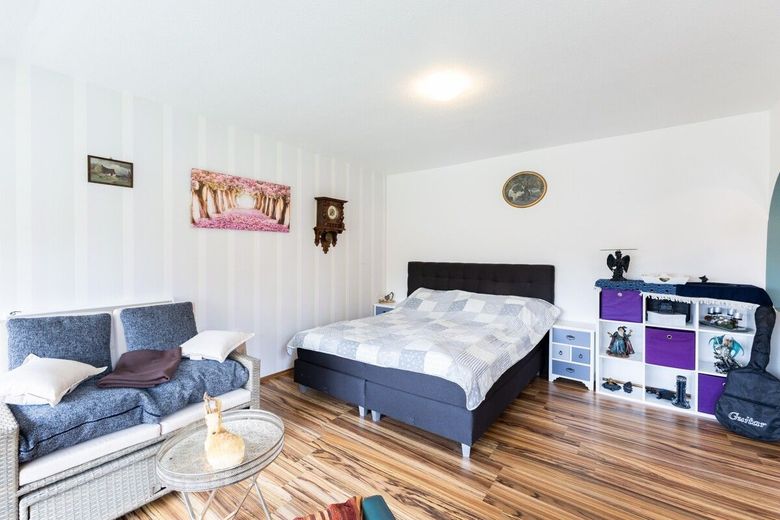 Wohlfühloase für zwei Familien - mit Pool, Sauna und Garten – Wohnzimmer Altbestand