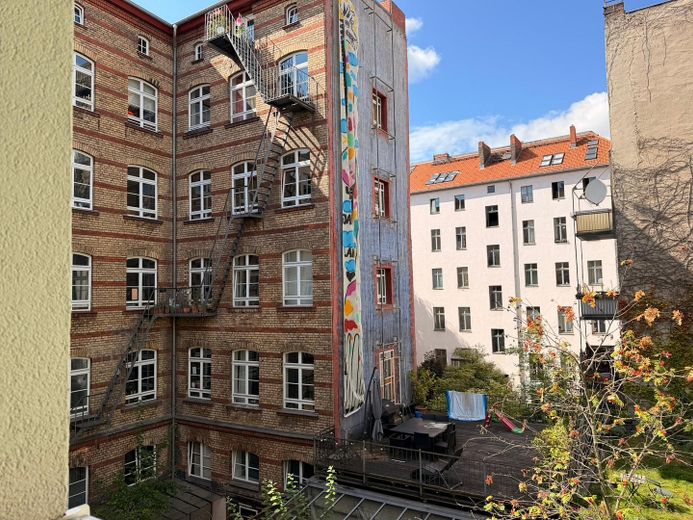 في كوتي: شقة قديمة مجددة من 4 غرف مع مطبخ مدمج جديد – Blick in den Innenhof