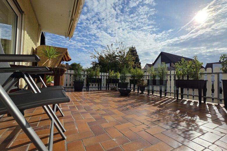 *** Charmante 4-Zimmer-Hochparterre-Wohnung mit Terrasse und Garten *** – Terrasse Ansicht 1