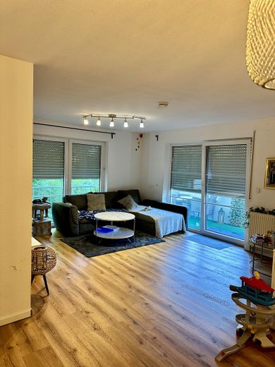 Attraktive 3,5-Zimmer-Wohnung mit Balkon, Aufzug & Tiefgarage in Horb a. N. – Wohnzimmer