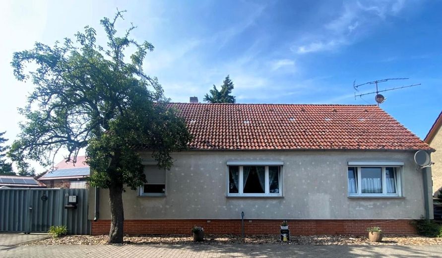 Haus von vorne Straßenansicht