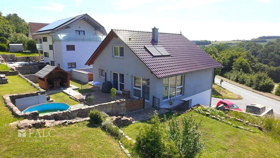 "Wohnen mit Weitblick: Einfamilienhaus mit großem Garten in traumhafter Lage" - FALC Immobilien HN – Für den grünen Daumen