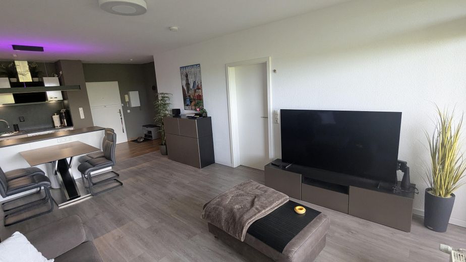 Ruhige 2 Zimmer mit schönen Ausblick ins Grüne – Wohnbereich Tür zum Schlafzimm