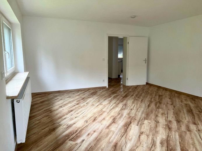 EINZIEHEN UND SPAREN: Große 3-Zimmer-Wohnung mit großem BALKON und EBK im staatlich anerkannten Naturerholungsort Lechbruck am See – Ansicht IV: Wohnzimmer