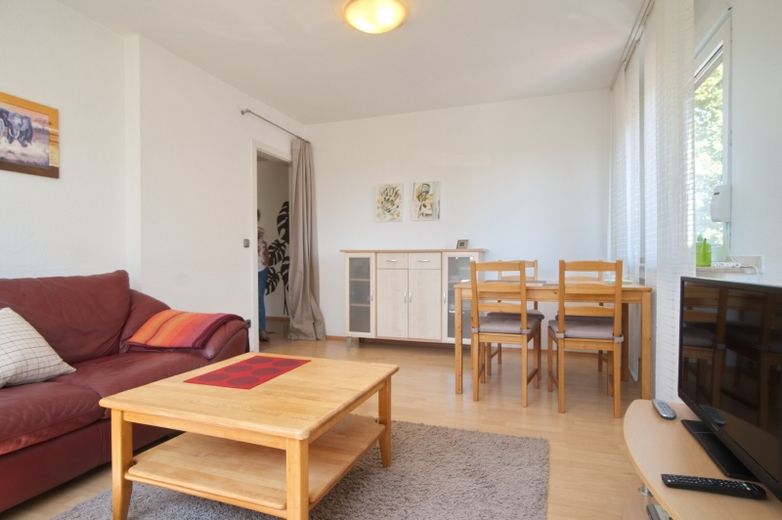Hell, modern und freundlich möblierte Wohnung, Laufnähe zur Bahnstation (Regionalexpress, Bus), Direktverbindung zur Ruhr Universität – 34c813b0a51bac273f9c54c40730e93b3258448b.jpg