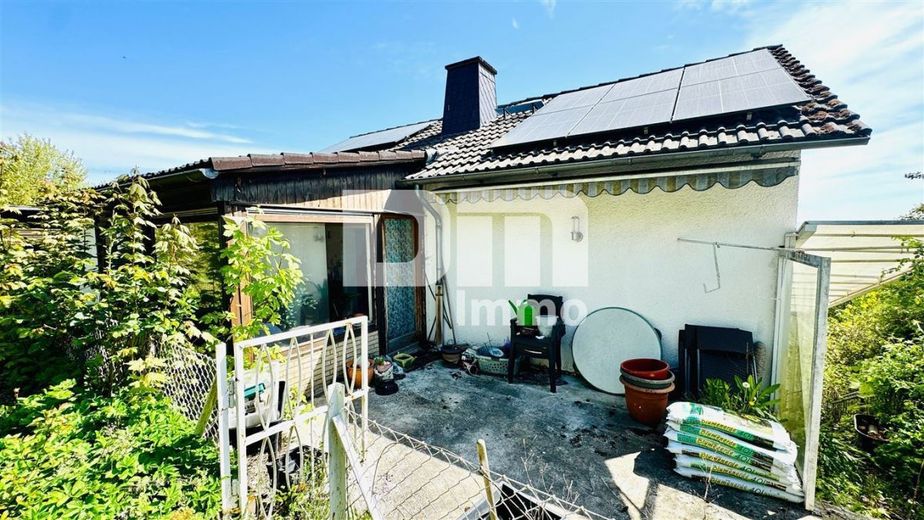 Umfangreich saniertes EFH inkl. PV-Anlage, Terrasse, Wintergarten und Garage – Rückansicht