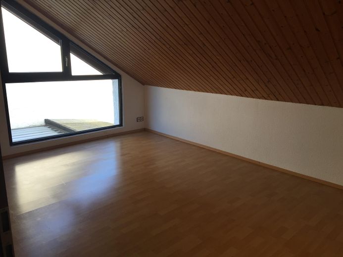 Großzügiges Zweifamilienhaus zur Eigennutzung und Kapitalanlage mit hoher Rendite – OG Zimmer 3