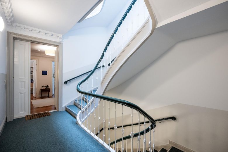 Bellissimo appartamento d'epoca in Ulmenstraße presso Stadtpark - da privato – Treppenhaus mit Stilelementen