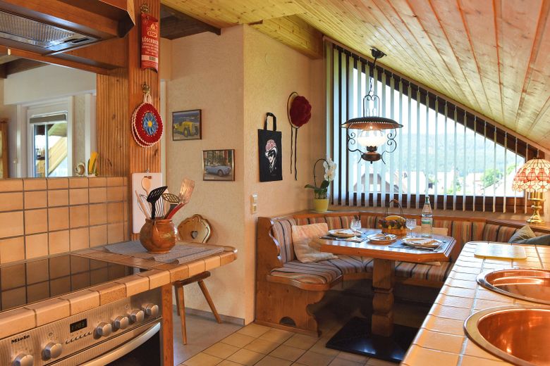 HAUS-SCHLUCHSEEBLICK: 3 Ferienwohnungen mit "Classic-Car-Ambiente" in Premiumlage (€ 1,1 Mio. +Inv.) – OG  Wohnung Küche mit Esstisch